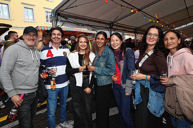 Bild 1: Beim Konstanzer Weinfest 2025 steigt schon am Eröffnungsabend die Stimmung - Die schönsten Bilder