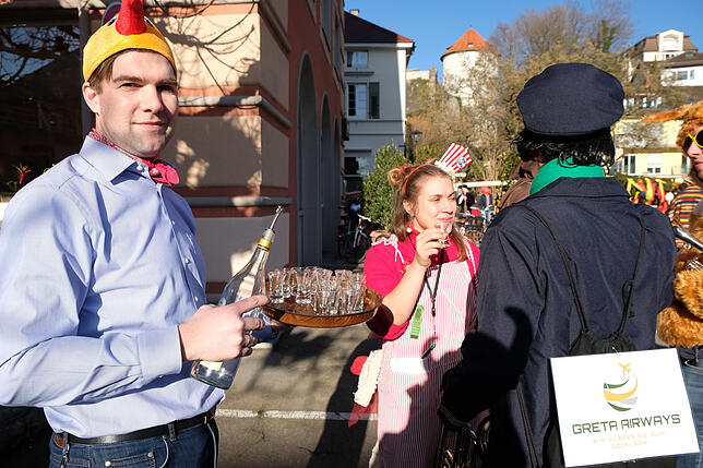 Lukas Waldschutz bietet eine kleine Erfrischung an.