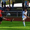 Flanke: Der Laufenburger Jonas Gläsemann (rechts) bringt den Ball von der linken Außenlinie gegen Gäste-Verteidiger Moritz Dilger ...