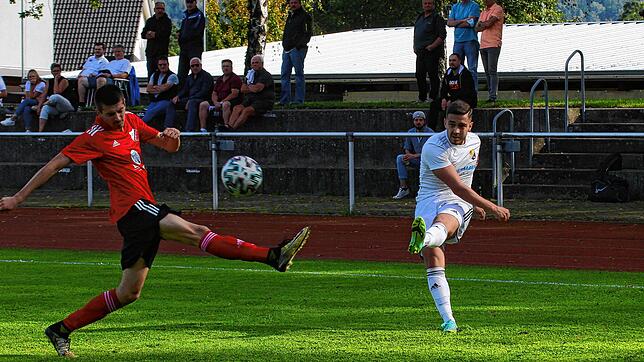 Flanke: Der Laufenburger Jonas Gläsemann (rechts) bringt den Ball von der linken Außenlinie gegen Gäste-Verteidiger Moritz Dilger ...