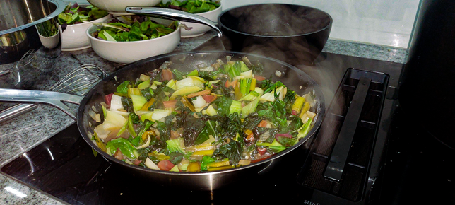 Pak Choi und Mangold ergeben in ihrer Gesamtheit mit diversen Gewürzen und Soßen eine superleckere Alternative zum klassischen Gemüse.