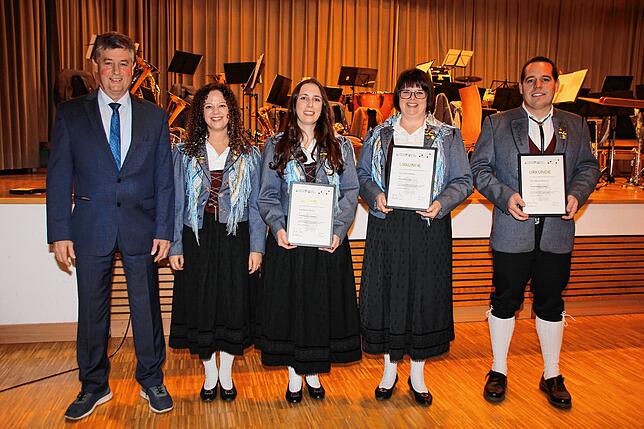 Egon Wohlhüter, Vorsitzender des Blasmusikverbandes Sigmaringen, ehrt langjährige verdiente Musiker (von links): Julia Brutscher, ...