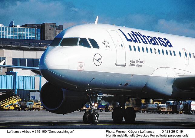 Dieser Lufthansa Airbus A319 trägt den stolzen Namen „Donaueschingen“. Hier rollt der Flieger über das Rollfeld des Flughafen Frankfurt ...