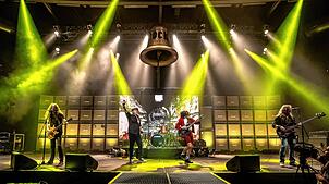 Highway to hell: Das ist die Band Barock, die dem Publikum in der Falkensteinhalle Berau mit Liedern von AC/DC ordentlich einheizen ...