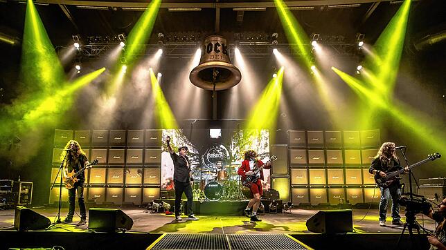 Highway to hell: Das ist die Band Barock, die dem Publikum in der Falkensteinhalle Berau mit Liedern von AC/DC ordentlich einheizen ...