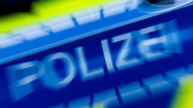 Einsatzwagen der Polizei Die Polizei sucht Unbekannte, die einen Gegenstand gegen ein Auto warfen. (Symbolbild)