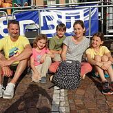 Familie Thommen (v.l. Sascha, Alina, Julian, Rahel und Flavia aus Basel Land, Schweiz) hat extra für das Seven Konzert in Markdorf den ...