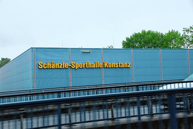 Noch prangt der Schriftzug Schänzle-Sporthalle Konstanz auf dem Gebäude am Seerhein. Nach den Vorstellungen der HSG Konstanz sowie ...
