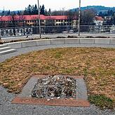 Ein Hinweis auf den Kanonenschacht im Boden erinnert an die Rolle, die der Rosenobelturm einst zur Verteidigung der Stadt gespielt hat. ...