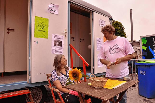 Lilo Hipp und Marco Knüppel von der Kulturkiste Überlingen kümmern sich um den Toilettenwagen am Mantelhafen.