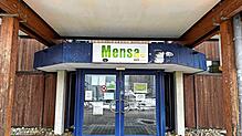 Hier ein Blick auf den Eingangsbereich der bisherigen Mensa. Nun gibt es Pläne für eine neue Mensa. Bild: Louisa Speicher