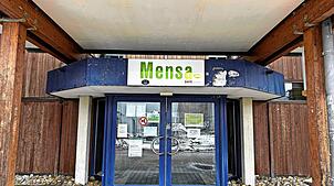 Hier ein Blick auf den Eingangsbereich der bisherigen Mensa. Nun gibt es Pläne für eine neue Mensa. Bild: Louisa Speicher
