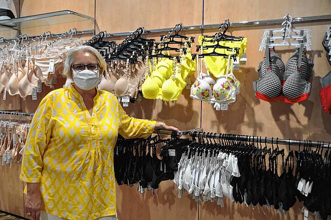 Sabine Holzherr-Tausendfreund legt beim Bedienen und Beraten Wert auf das Tragen der Maske. Bild: Jan Manuel Heß