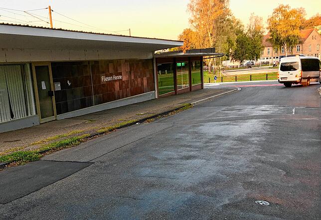Der linke Flachbau in der Gottmadinger J.-G.-Fahr-Straße soll durch ein mehrgeschossiges Wohn- und Geschäftshaus ersetzt werden. Doch ...