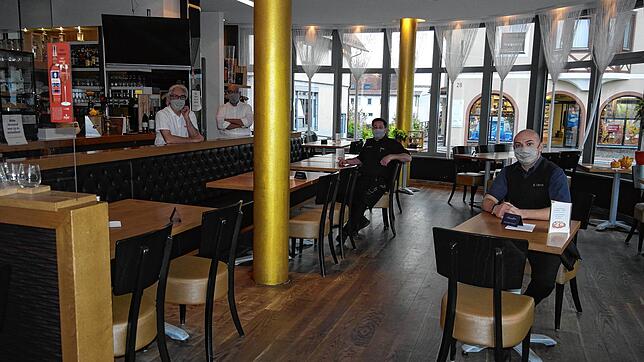 Im Café Ristorante &bdquo;Il Centro&ldquo; in Immenstaad können wegen der Abstandsregel statt 100 nur 50 Gäste bewirtet werden.