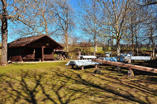 Der Berghausrastplatz mit Grillstelle, Trinkwasser und Spielplatz liegt auf der Anhöhe am Ortsausgang Richtung Mauchen.