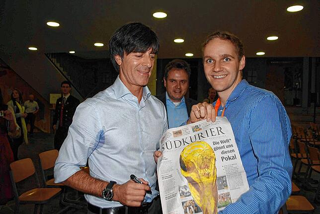 SÜDKURIER-News-Manager Tobias Kaiser (rechts) lässt 2014 den Weltmeister-Trainer auf der historischen Titel-Seite unterschreiben.