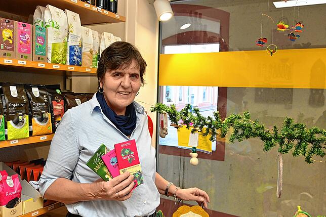 Karin Donner aus dem Weltladen am oberen Tor in Waldshut empfiehlt in Afrika hergestellte Schokolade und eine Tafel aus wildem Kakao aus ...