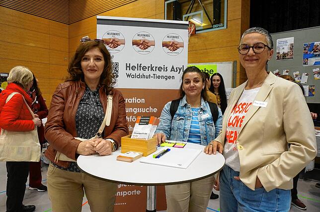 Unterstützung für Geflohene: Der Stand des Helferkreies Asyl mit Nour Shiekh (von links) aus Syrien, Inga Midelashvili aus Georgien und ...