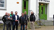Bei der Montage dabei (von links): Volkhard Ohnmacht und Hermann Kramer vom Heimatverein, Ortschaftsrat Thomas Becker, Bürgermeister ...