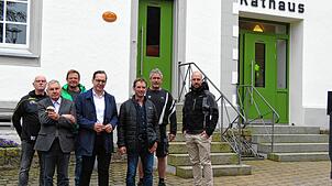 Bei der Montage dabei (von links): Volkhard Ohnmacht und Hermann Kramer vom Heimatverein, Ortschaftsrat Thomas Becker, Bürgermeister ...