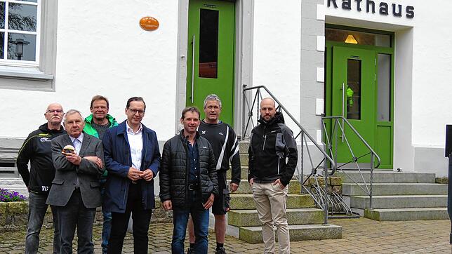 Bei der Montage dabei (von links): Volkhard Ohnmacht und Hermann Kramer vom Heimatverein, Ortschaftsrat Thomas Becker, Bürgermeister ...