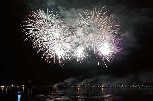 Bild 2: Konstanzer Seenachtfest 2024 - Jetzt knallt's! Das Feuerwerk am Bodensee bringt Zuschauer zum Staunen