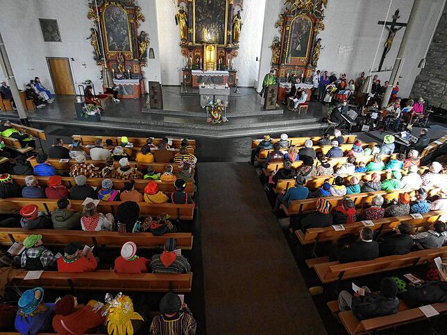 Die gereimte Predigt von Pfarrer Dressel will am Fasnachtssonntag kaum einer verpassen. Rechts hinten die Narremäss-Band um Gerda ...
