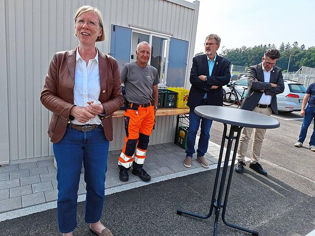 Landrätin Stefanie Bürkle schildert den Gästen bei ihrer Begrüßung noch einmal, wie die Pläne für den neuen Standort im Industriegebiet ...