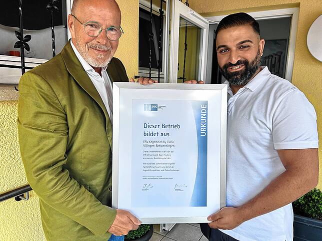 Bildungsberater Klaus Ringgenburger (links) von der IHK Schwarzwald-Baar-Heuberg freut sich mit Gastronom Tasso Daoultzis über die ...