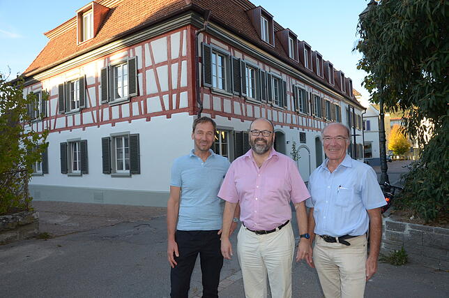 Freuen sich über das Fertigwerden des katholischen Gemeindehauses: Architekt Gerhard Lallinger, Pfarrer Ulrich Hund und Gebhard Geiger, ...