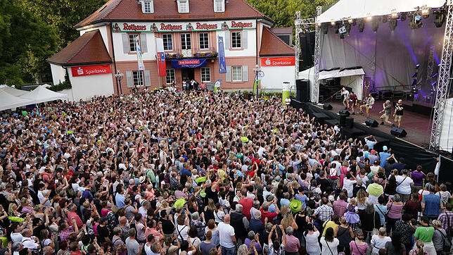 Wenn der Rathausplatz wie hier aus allen Nähten platzt, dann treten bei der Sommersinnfonie in Bad Dürrheim beliebte und namhafte ...
