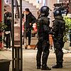 Einheiten der Polizei stehen vor einem zerstörten Geschäft in der Stuttgarter Königstraße. Mehrere Menschen randalierten in der Nacht in ...