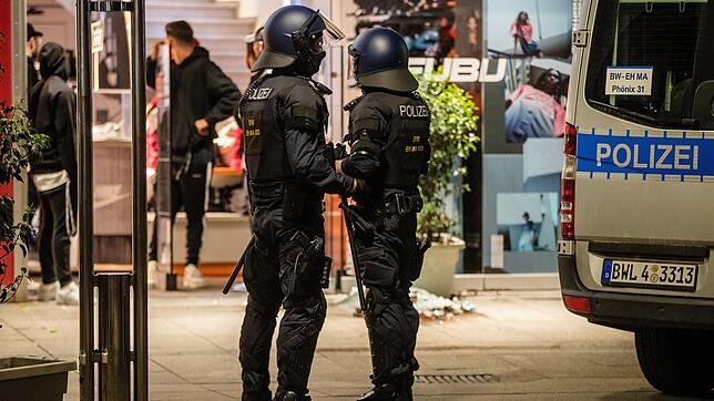Einheiten der Polizei stehen vor einem zerstörten Geschäft in der Stuttgarter Königstraße. Mehrere Menschen randalierten in der Nacht in ...