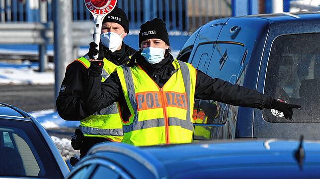 Eine auffällige Auspuffanlage hat einen BMW-Fahrer direkt in eine Kontrolle der Verkehrspolizei geführt.