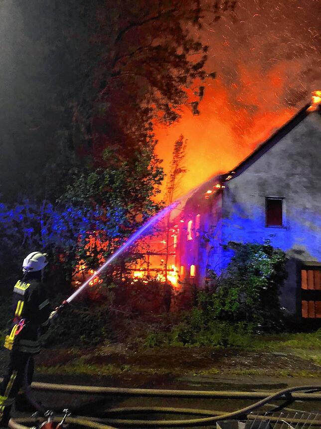 Bild 6: Bilder vom Brand eines ehemaligen landwirtschaftlichen Gebäudes in Schwackenreute