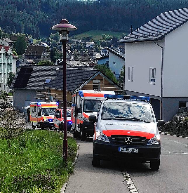 First Responder, Notarzt und Rettungswagen sind im Einsatz, da man eine Rauchgas-Vergiftung befürchtet.