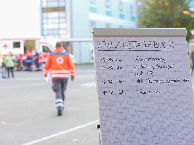Bild 13: Die Schule brennt! Bilder von der Übung der Feuerwehr