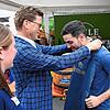Dirk Bank von der Fürstenberg-Brauerei hängt Bürgermeister Christoph Stolz die Schürze für den Fassanstich um.