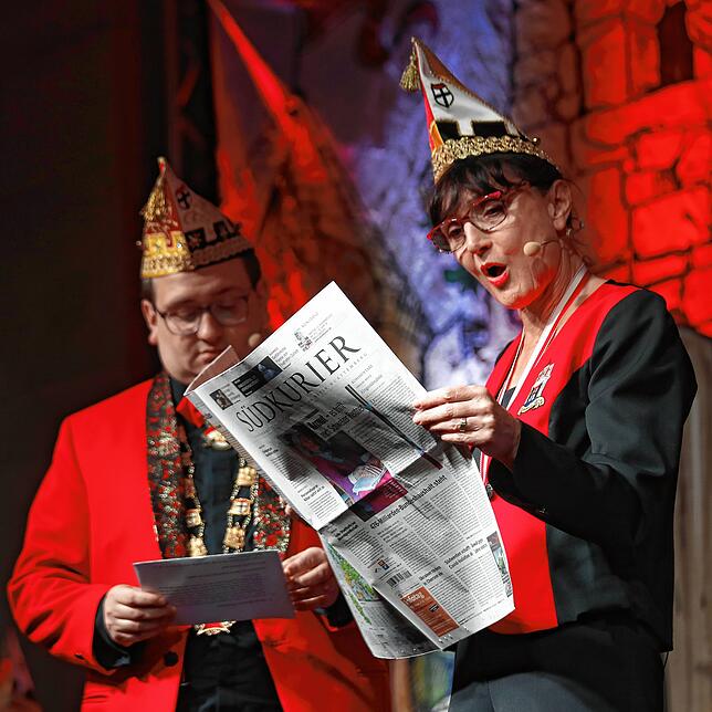 (Archivbild) Claudia Zähringer und Niederburg-Chef Mario Böhler lesen den SÜDKURIER auf der Bühne bei der Fernsehfasnacht 2022.