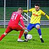 Hier versucht der Spieler von Jannik Karg (rechts) von der SpVgg F.A.L. den Salemer Angreifer Esref Metin Su vom Ball zu trennen. Die ...