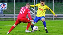 Hier versucht der Spieler von Jannik Karg (rechts) von der SpVgg F.A.L. den Salemer Angreifer Esref Metin Su vom Ball zu trennen. Die ...