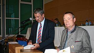 Villingen-Schwenningens Bürgermeister Detlev Bührer (links) überreichte dem stellvertretenden Kreisschützenmeister Rolf Hübner beim ...