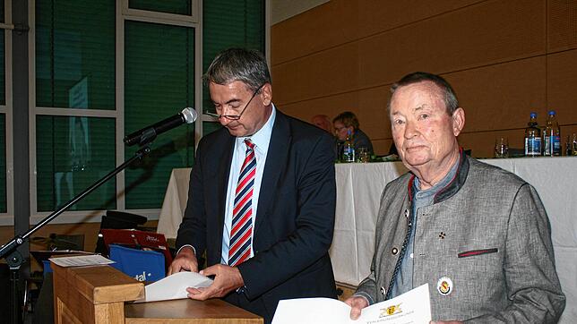 Villingen-Schwenningens Bürgermeister Detlev Bührer (links) überreichte dem stellvertretenden Kreisschützenmeister Rolf Hübner beim ...