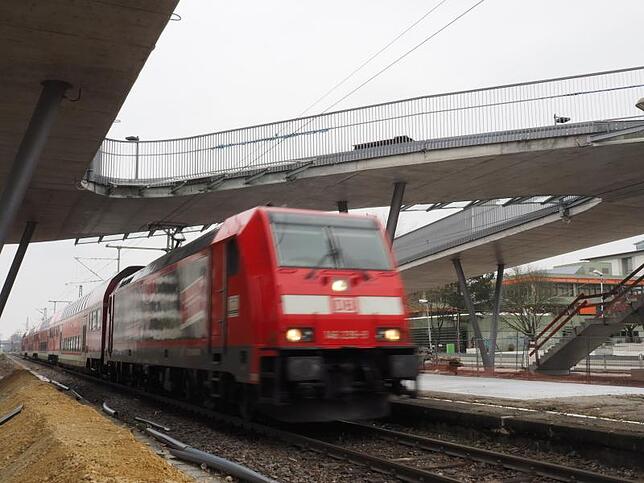 Auch hier verzögert sich der barrierefreie Ausbau: Die neuen Seitenbahsteige in Konstanz-Petershausen werden nicht vor 2019 fertig. Der ...