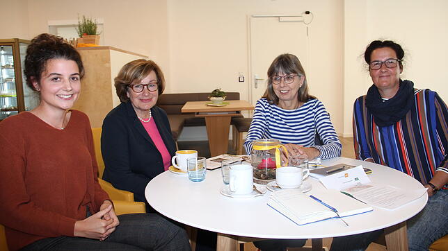 Lena Heer, Karin Hoyer, Ulla Hahn (Leiterin des Faz Hochrhein) und Susanne Heer freuen sich auf den Kontakt zu Gleichgesinnten. Mit der ...