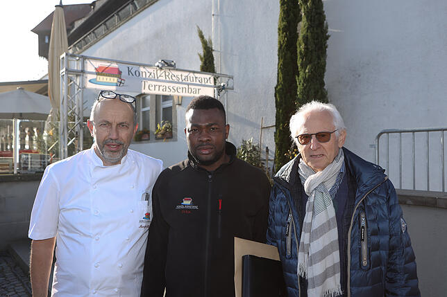 Manfred Hölzl (von links), John Ikponmwen und Friedhelm Großmann von der Hilfsorganisation Save me vor dem Konzil.