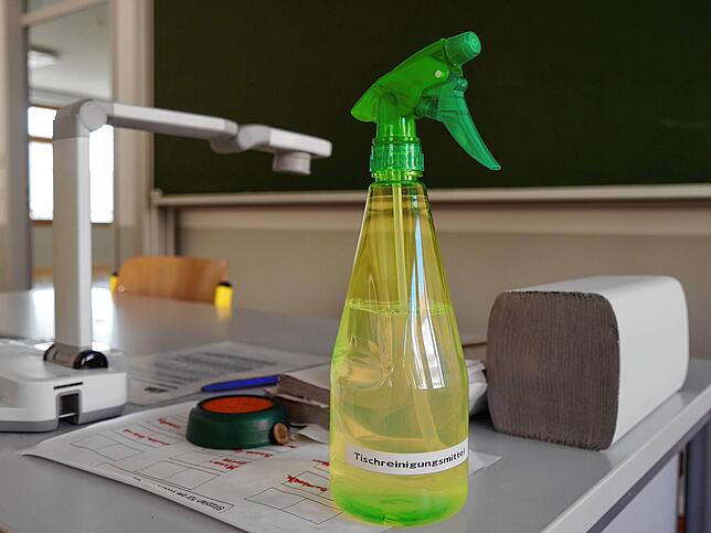 In den Klassenzimmern des Suso-Gymnasiums stehen auf den Lehrerpulten Reinigungsmittel und Tücher für die Desinfektion von Tischen und ...