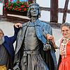 Hanna Stauß führt Besucher als Schankmagd Josepha durch die Innenstadt von Pfullendorf, hier an der Statue von Kaiser Friedrich II. ...