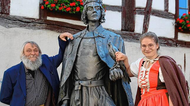 Hanna Stauß führt Besucher als Schankmagd Josepha durch die Innenstadt von Pfullendorf, hier an der Statue von Kaiser Friedrich II. ...